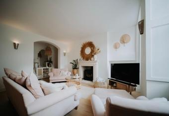 Period Charm On Cavendish Crescent with Hot Tub allows 18 year olds to book a room