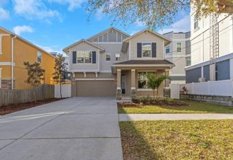 Hyde Park Hideaway     Spacious 5 Bedroom 3 Bath allows 18 year olds to book a room