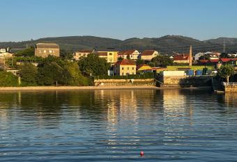 Apartamentos Redondela - A Casa da Praia - Duplex has rooms with a private hot tub