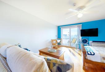 Little Gem at Hampton Beach has Balcony rooms