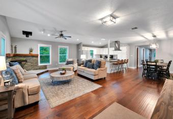 The Farmhouse 20 Min to Magnolia and Baylor has Balcony rooms