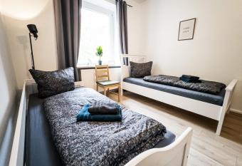 Ruhige 2 Schlafzimmer Wohnung: 5 Einzelbetten + K  che, modernes Bad, TV, Waschmaschine allows 18 year olds to book a room