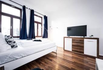     Central 3 Bedroom Apt. close to the Arena and Stadium *up to 8 people* has Balcony rooms