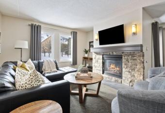 Blue Mountain Chalet Condo with Amazing Location has Balcony rooms