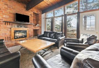 Large Chalet for up to 16 ppl close to mountains has Balcony rooms