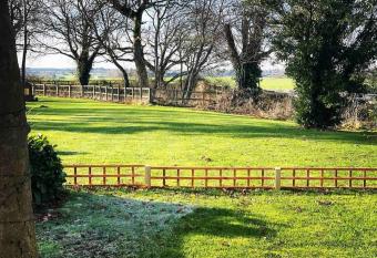 Cedar Cottage has Balcony rooms