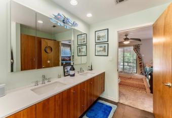 Greer Road Getaway has Balcony rooms