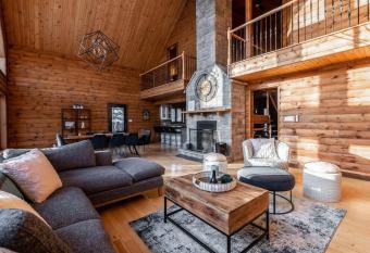 Nature Tremblant Chalet with Spa & Sauna has Balcony rooms