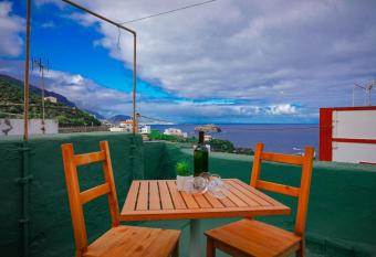 Casa El Guincho, Garachico allows 18 year olds to book a room