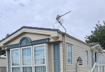 Caravan 6 berth allows 18 year olds to book a room