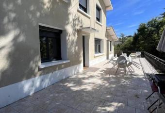 Maison 3 chambres et studio en ville avec Terrasse allows 18 year olds to book a room