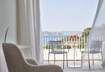 Radisson Resort Plaza Skiathos allows 18 year olds to book a room