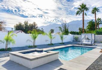 Cozy Palm Springs Home with Pool Spa moutain view has rooms with a private hot tub