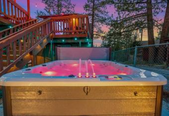 Luxurious Winter Wonderland Jacuzzi Getaway has Balcony rooms
