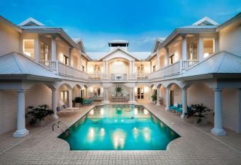 Sea Oats Luxury Estate- Private & Luxe has Balcony rooms