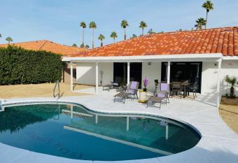 Tranquil Palm Springs Villa, Saltwater Pool, Magical View, Minutes to Downtown, Sleeps 8 has rooms with a private hot tub
