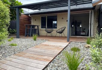 Waimaha Beach Bach has rooms with a private hot tub