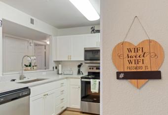 Memory foam mattress, Pool Arcade & Gym has rooms with a private hot tub