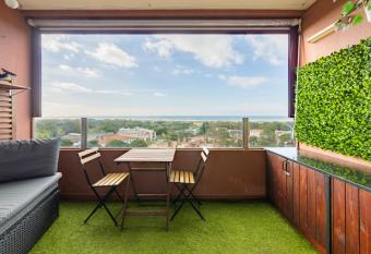 Cozy beach studio retreat near Lisbon with Sea View has Balcony rooms