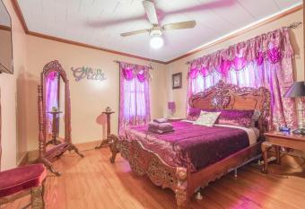 Cajun Stays - Cajun Hostel Cedar Crest - Mardi Gras Room has Balcony rooms