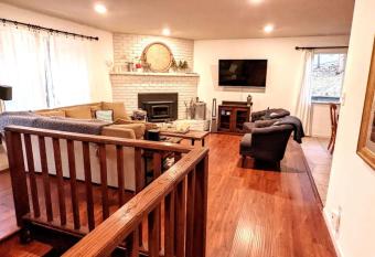 Forest view cabin near Yosemite has Balcony rooms