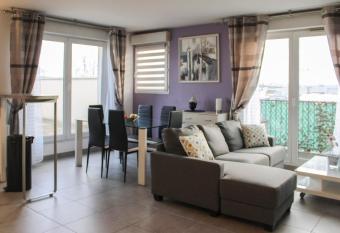 Bright well-appointed nest near Stade de France has Balcony rooms