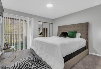 RELAXING & Cozy Unit has Balcony rooms