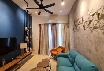 Designer Suite Seaview & Cityview 2 Rooms Melaka Town Infinity Pool has rooms with a private hot tub