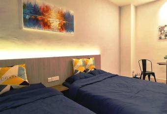 NEW Infinity Pool Seaview & Pool View Premier Suite 4 paxs 2beds Melaka Town has rooms with a private hot tub