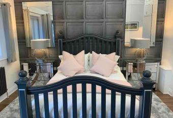 Open plan Stylish Apartment in rural Kent has Balcony rooms