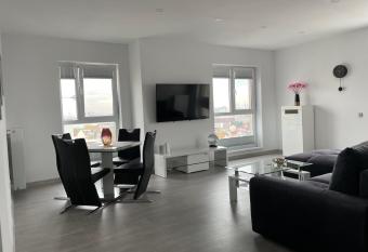 Unique Penthouse Lakeview W19 has rooms with a private hot tub