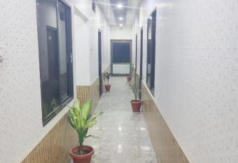 SHIV GANGA GUEST HOUSE has Smoking/Balcony rooms