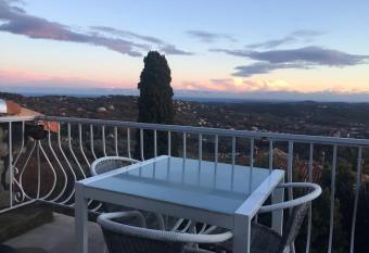 Maison de village enti  re avec vue sur la mer. has Balcony rooms