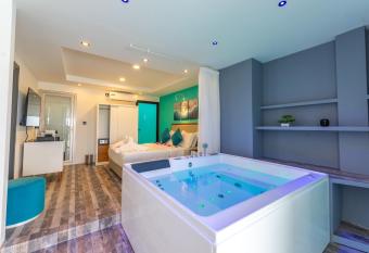FUNPLACE BEACH has rooms with a private hot tub