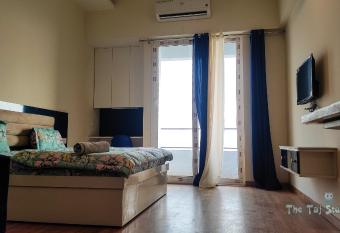 GM-1st Time Homestay in Mall with Taj Studios has Balcony rooms