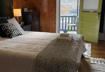 Cajun Stays - Studio Garfield - Pet Friendly has Balcony rooms