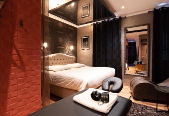 LOVE ROOM - Luxembourg allows 18 year olds to book a room