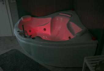 Escalinata Bed & Breakfast has rooms with a private hot tub