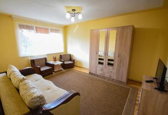 Flower Apartment - Deluxe allows 18 year olds to book a room