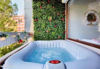 Studio avec vue sur la ville piscine partagee et jacuzzi a Montpellier has Balcony rooms