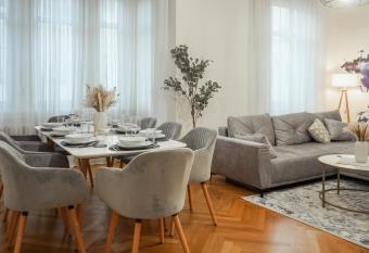 LUXURY-Apartment - city center : 8 guests : Netflix allows 18 year olds to book a room