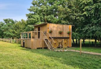Le Cabanon has Balcony rooms