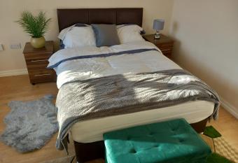 Lovely Shared 3 Bed Home Near The Thames allows 18 year olds to book a room