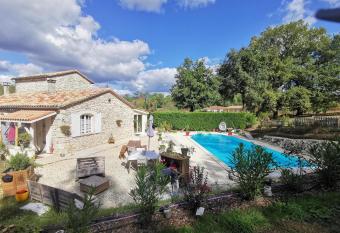 DOMAINE DES 3 CYPR  S Chambre MIMOSA Chez Nath & Pat allows 18 year olds to book a room