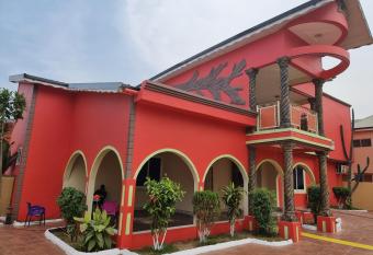 DOMI EXECUTIVE PLAZA allows 18 year olds to book a room