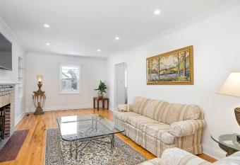 Charming cottage 3 BR, 2.5 BATH, free parking in Montreal has Balcony rooms