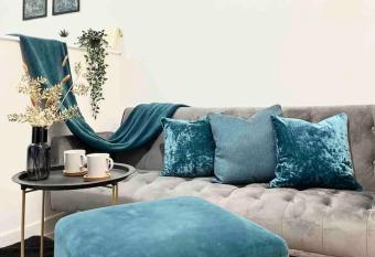 New Studio Apt Central   Private    Free Parking   WiFi allows 18 year olds to book a room