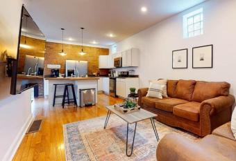 Private Home-Backyard-Parking Near Nulu Downtown has Balcony rooms