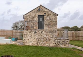 Cornwall - Unique two storey barn has Balcony rooms