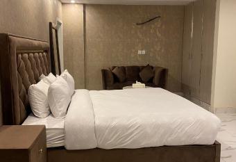 Luxus Suites has Balcony rooms